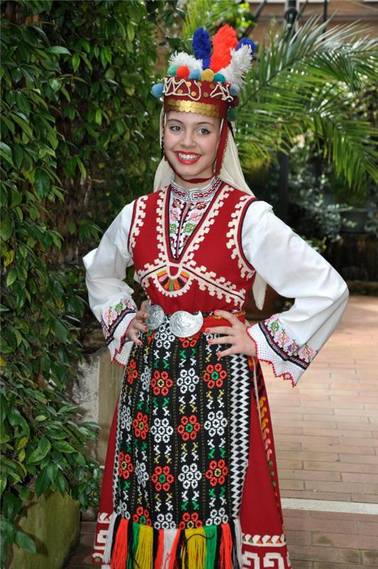 εθνο ρουχα εθνο μοδα εθνο μοτίβο κέντημα valentino κοστούμι μόδας εθνο φουλάρι νεαρή γυναίκα