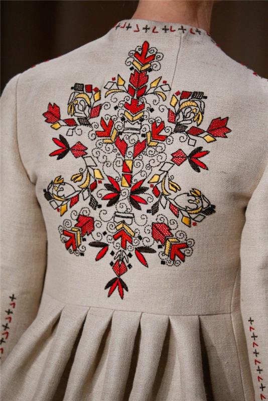 ρούχα etno μόδα ethno μοτίβο κεντήματα valentino μόδα κοστούμι etno κασκόλ πίσω