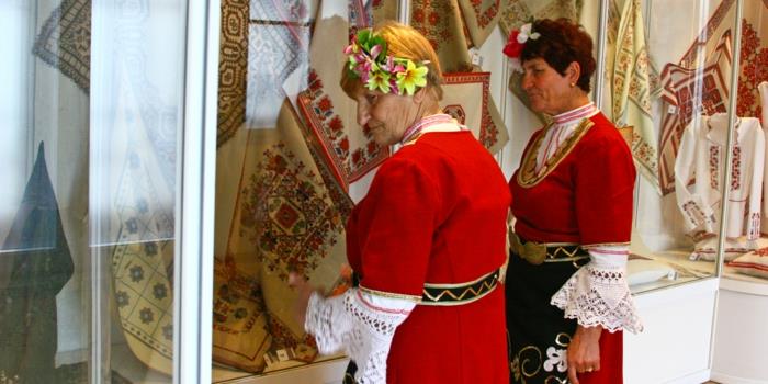 etno ρούχα ethno μόδα ethno μοτίβο κέντημα valentino μόδα tracht meisterin