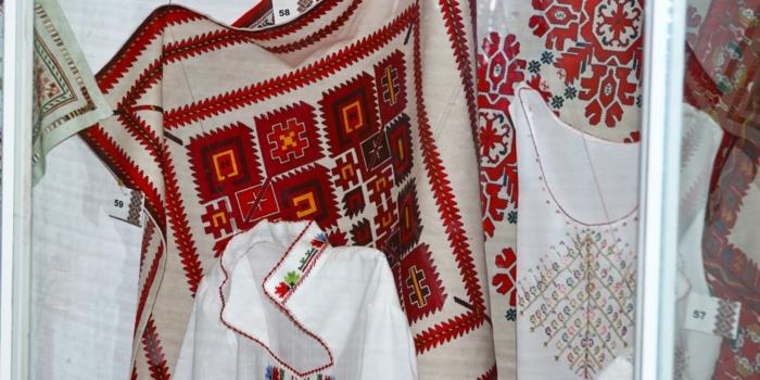 εθνο ρουχα εθνο εθνο κεντημα valentino μόδα κοστούμι μοτίβα μοτίβα πουκάμισο