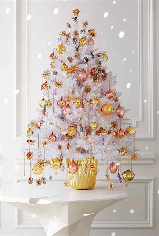 μερικές διακοσμήσεις χρυσού και καφέ χριστουγεννιάτικου δέντρου