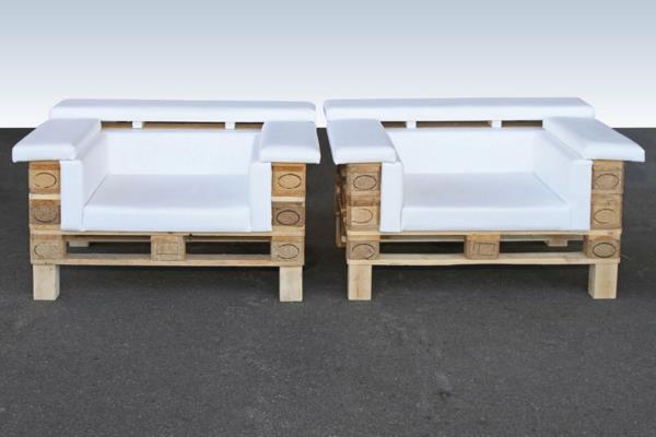 ξύλινη παλέτα κομψή πολυθρόνα λευκή ταπετσαρία