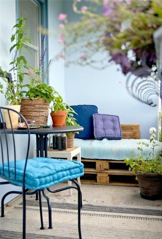 ευρώ παλέτες έπιπλα diy ιδέες μπαλκόνι φυτά μπαλκόνι μεταλλικό τραπέζι καρέκλα πλαϊνό τραπεζάκι χαλί