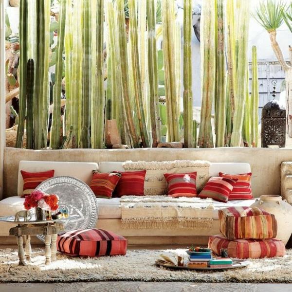 εξωφρενικοί εξωτερικοί χώροι καναπέδες μαροκινά κόκκινα ριγέ μαξιλάρια