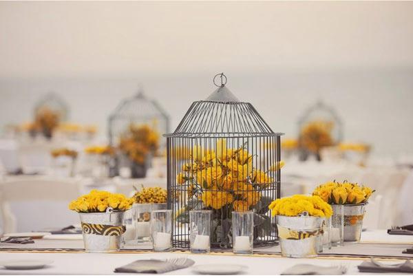 εξωφρενική διακόσμηση γάμου κίτρινα τριαντάφυλλα λουλούδια φρέσκο ​​κλουβί