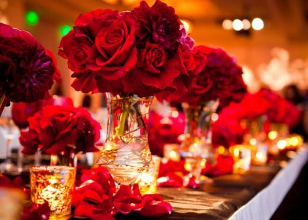 υπερβολική διακόσμηση γάμου αγάπη κόκκινο τριαντάφυλλα διακόσμηση τραπεζιού