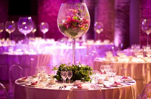 εξωφρενική διακόσμηση γάμου ποτήρια κρασιού βάζο λουλουδιών