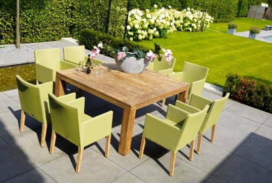 υπέροχο σχέδιο τραπεζαρίας στον κήπο ξύλινες ταπετσαρίες καρέκλες πράσινες