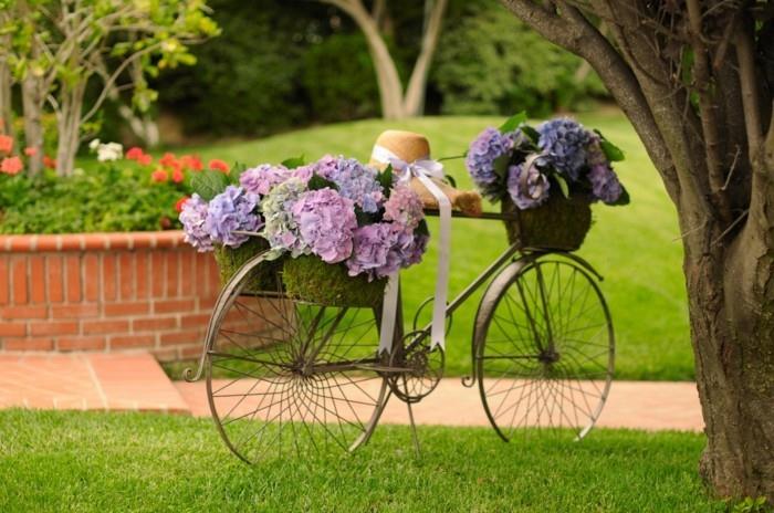 διακοσμήστε το ποδήλατο και τοποθετήστε το στον κήπο