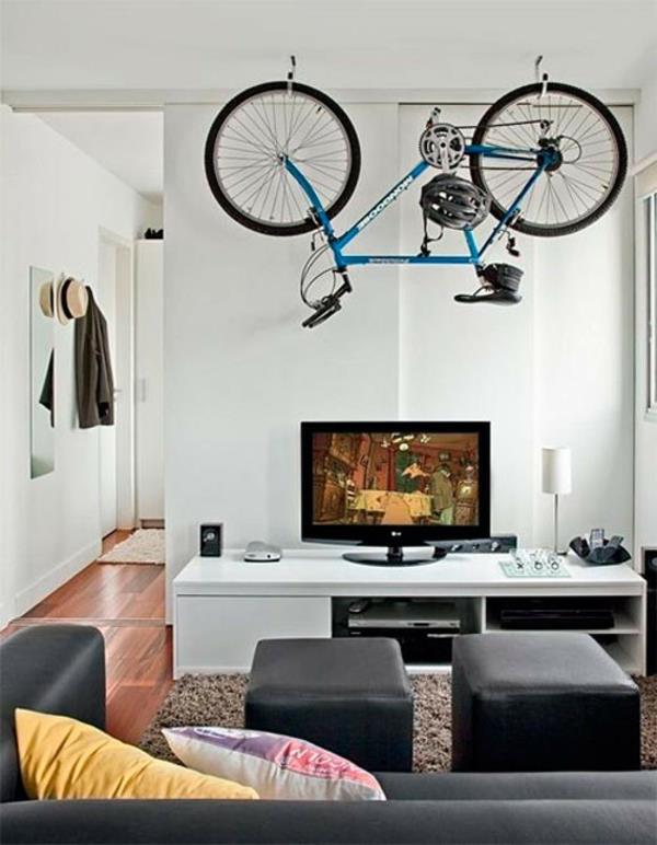 ποδήλατο στο σαλόνι στο σπίτι εξοικονομεί χώρο
