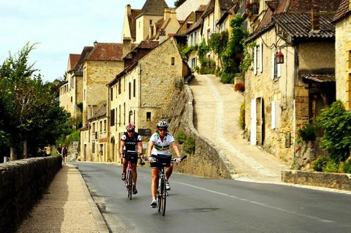 ποδήλατο παγκόσμια περιοδεία βουνά βόλτα με ποδήλατο χωριά Γαλλία ποταμός dordogne