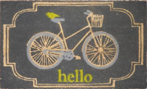 ποδήλατα ως καλοκαιρινή διακόσμηση πόρτα σε γκρι χρώμα με κίτρινο και ώχρα