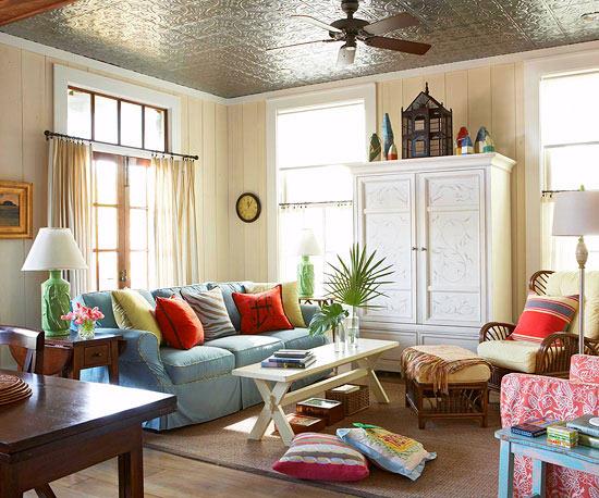 οικογενειακό σαλόνι πολύχρωμο μαξιλάρια ασημένια επένδυση οροφής