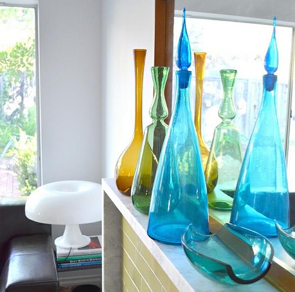 οικογενειακό δωμάτιο διαφανή διακοσμητικά αντικείμενα βάζα γυαλί πολύχρωμα