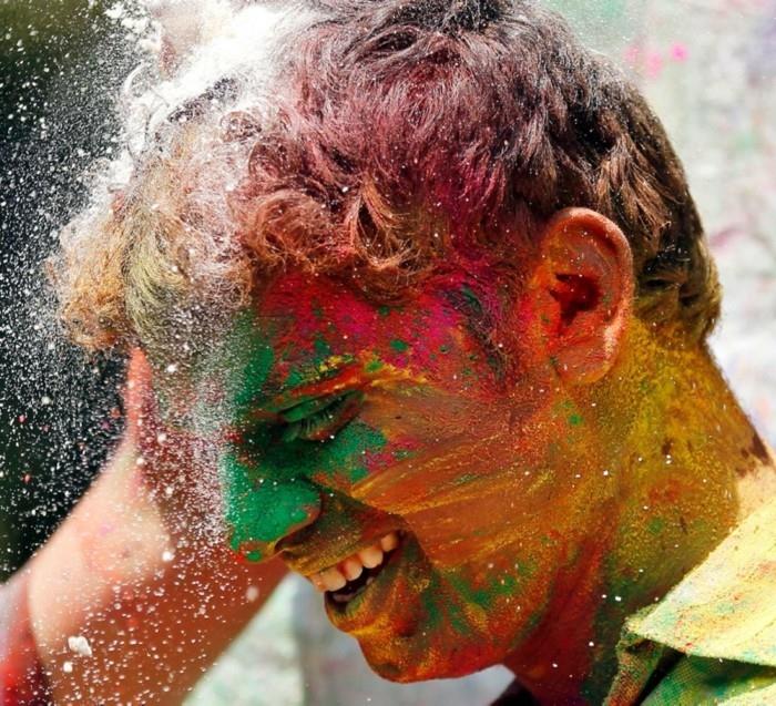 φεστιβάλ χρωμάτων ινδία γιορτάζουν
