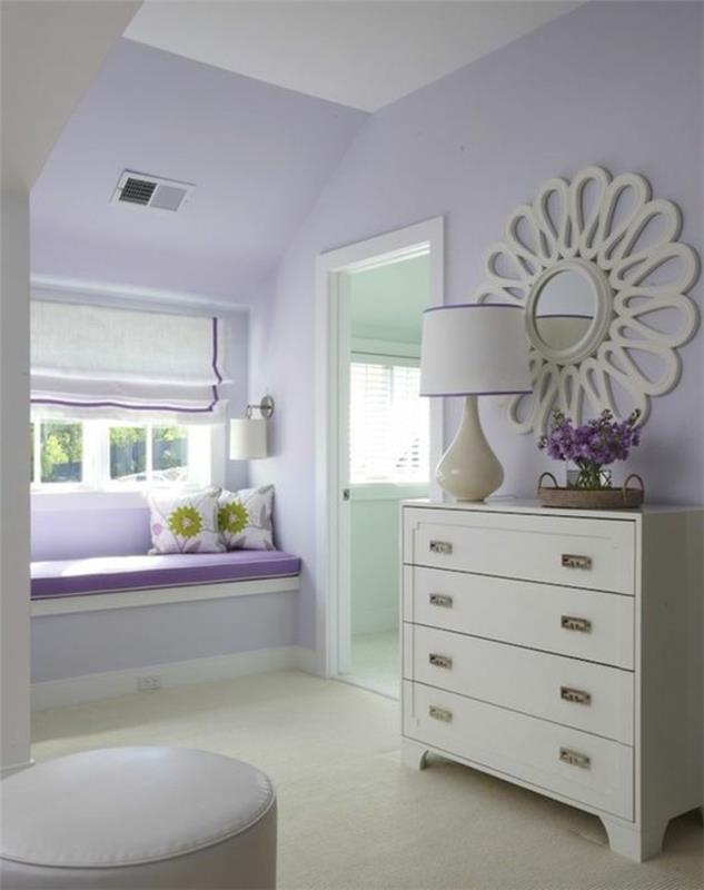 χρώματα στο εσωτερικό σχέδιο ανοιχτό μοβ για τους τοίχους και λευκά έπιπλα