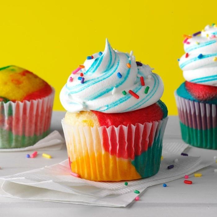 τα πολύχρωμα muffins είναι ένα υπέροχο γλυκό