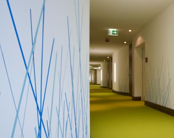 έγχρωμο σχέδιο διάδρομο κίτρινο πάτωμα που καλύπτει γραφικά τοίχο