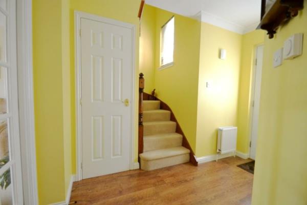 χρώμα σχεδιασμός διαδρόμου λεμόνι κίτρινες λευκές πόρτες