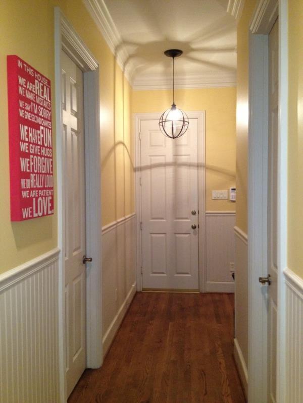 συνδυασμός χρωμάτων στο διάδρομο κίτρινη λευκή πόρτα