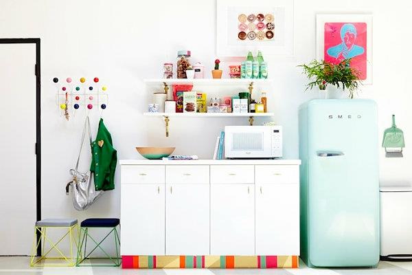 έγχρωμο ράφι ψυγείου κουζίνας στούντιο
