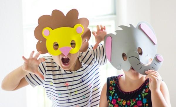 τα παιδιά φτιάχνουν αποκριάτικες μάσκες διαφορετικά ζώα