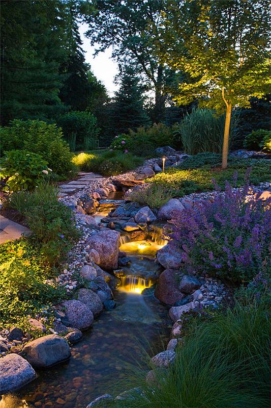συναρπαστικός φωτισμός στο νερό του κήπου πέτρες καταρράκτη
