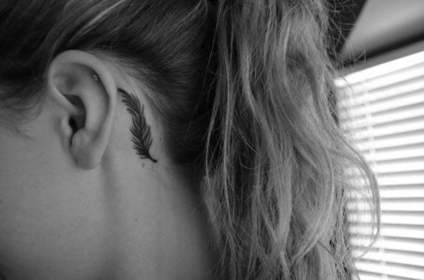 φτερό τατουάζ πίσω από τα τατουάζ αυτιών