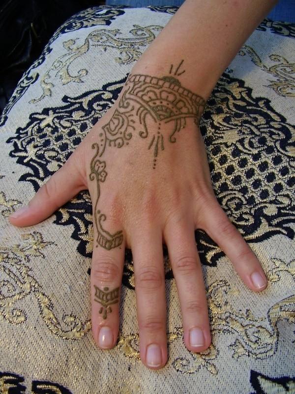 ωραίες ιδέες τατουάζ χέννα χέρι