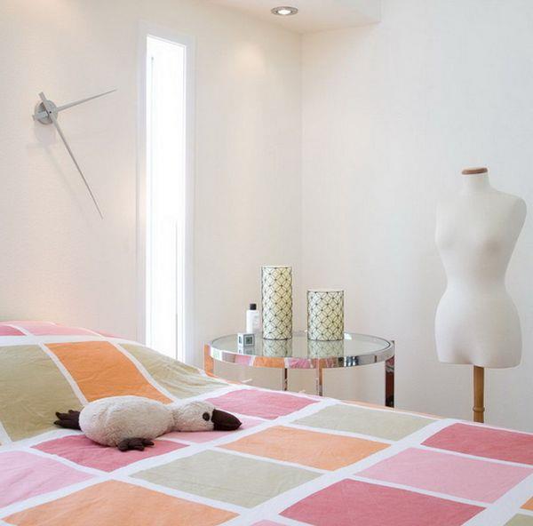 γυναικεία επίπλωση κρεβατοκάμαρα χαριτωμένα χρώματα ρολόι τοίχου κομψό