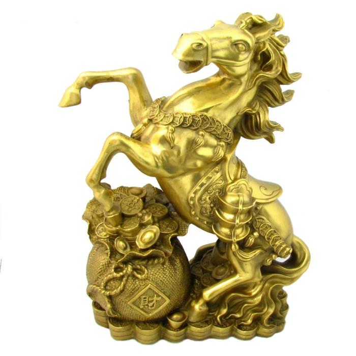 σύμβολα φενγκ σούι και τυχερό άλογο γοητείας