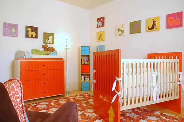 παιδικό δωμάτιο φενγκ σούι λευκό φρέσκο ​​πορτοκαλί κρεβατάκι
