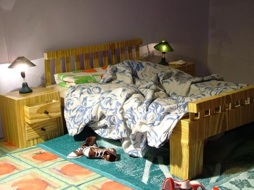 υπνοδωμάτιο ιδέα ξύλινο κομοδίνο δυνατότητα αποθήκευσης κάτω από το κρεβάτι