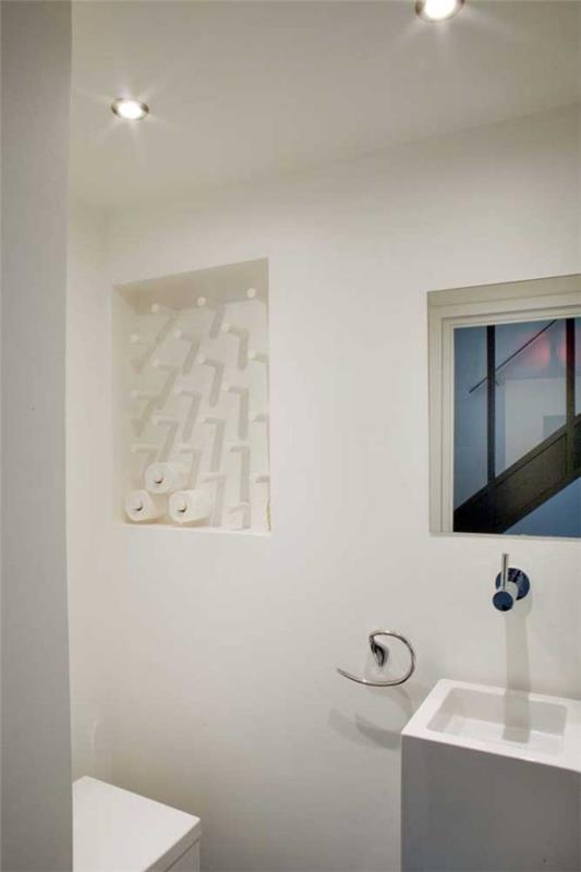παράθυρο στο σχεδιασμό τοίχου μπάνιου