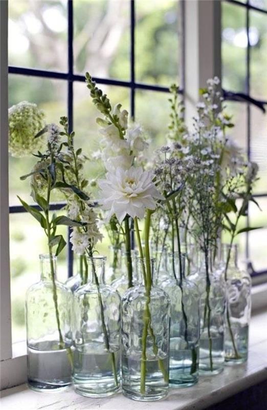 διακόσμηση περβάζι παραθύρων λουλούδια φρέσκα γυάλινα βάζα