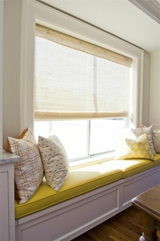 παράθυρο-περβάζι-εσωτερικό-εγκατάσταση-χαλάρωση-γωνία-κίτρινα-μαξιλάρια