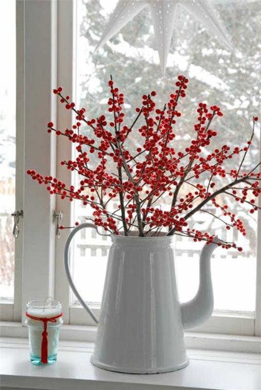 διακόσμηση παραθύρων για χριστουγεννιάτικα λευκά ποτιστήρια φανάρι κόκκινα μούρα