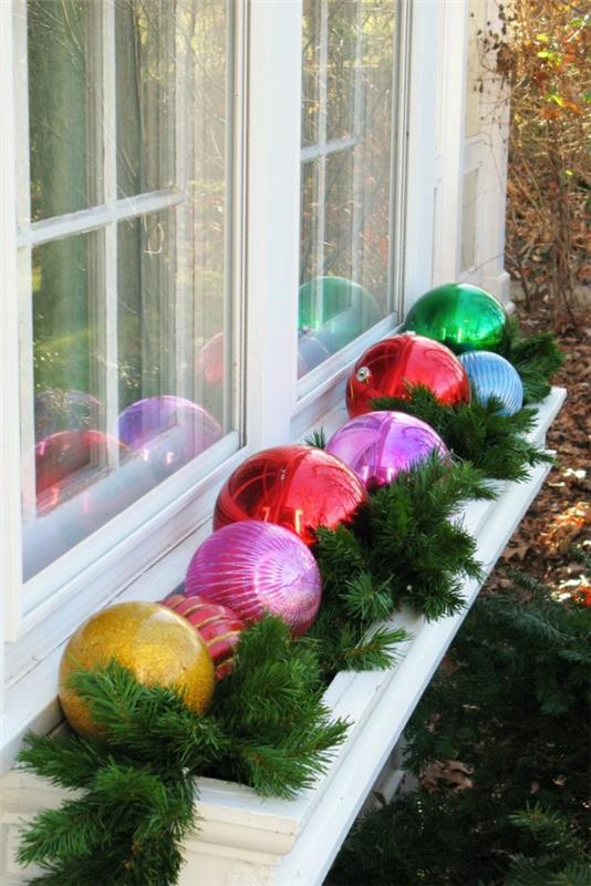 διακόσμηση παραθύρων για χριστουγεννιάτικες πολύχρωμες χριστουγεννιάτικες μπάλες