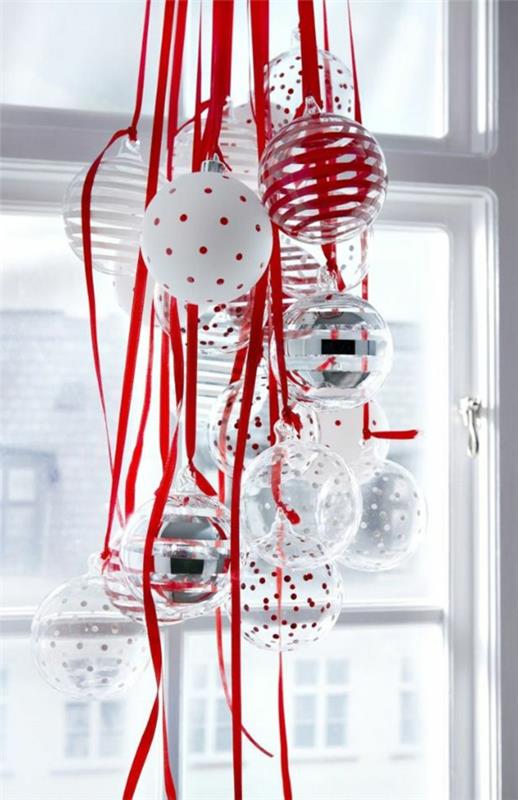 διακόσμηση παραθύρων χριστουγεννιάτικες κόκκινες λευκές χριστουγεννιάτικες μπάλες