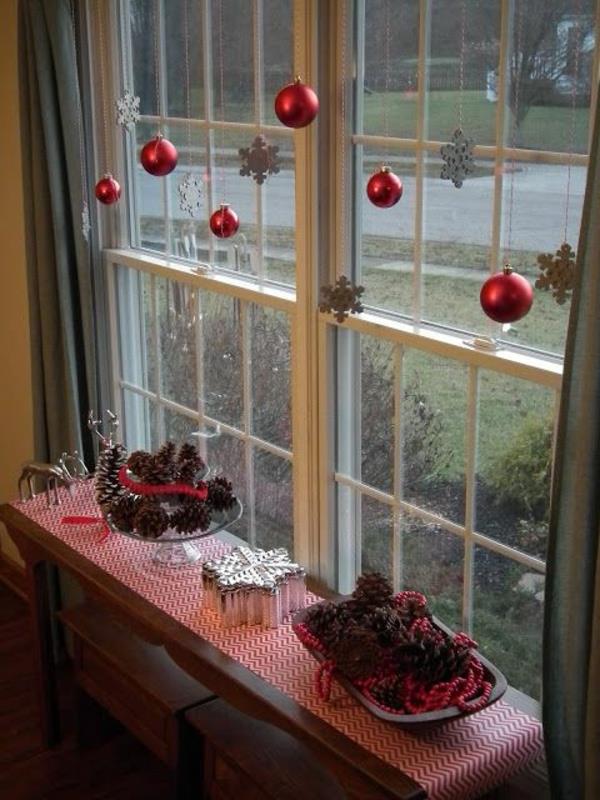διακόσμηση παραθύρων χριστουγεννιάτικες κόκκινες χριστουγεννιάτικες μπάλες νιφάδες χιονιού