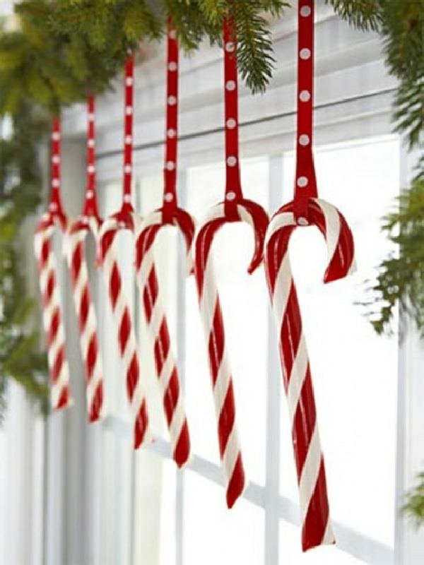 διακόσμηση παραθύρων χριστουγεννιάτικα λευκά κόκκινα μπαστούνια καραμελών