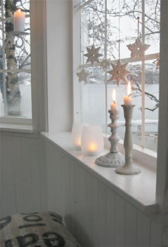 διακόσμηση παραθύρων χριστουγεννιάτικα λευκά κηροπήγια χριστουγεννιάτικη διακόσμηση παραθύρων