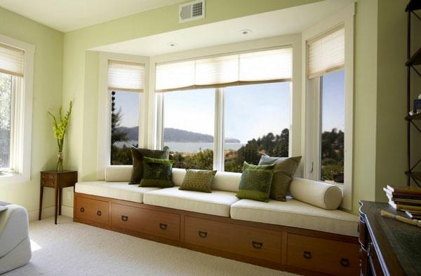 παράθυρο εξειδικευμένο ξύλο λινό μπεζ γρασίδι πράσινα μαξιλάρια