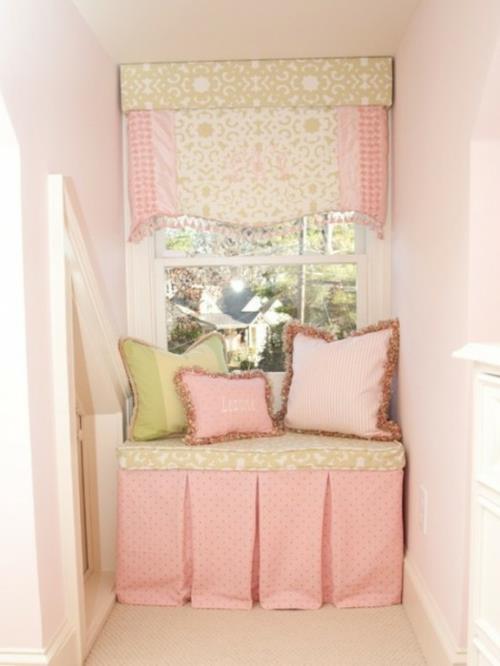 κάθισμα παραθύρου στο παιδικό δωμάτιο ροζ άνετο μαξιλάρι