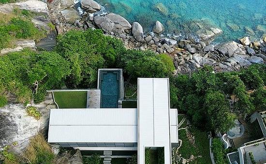 εξοχικό σπίτι στην παραλία πάνω από τους βράχους