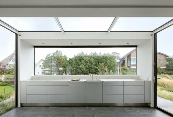 εξοχική κατοικία με μινιμαλιστική κουζίνα με αχυρένια στέγη σε λευκό χρώμα