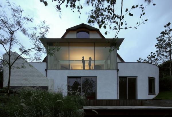 εξοχική κατοικία με παράδοση με αχυρένια στέγη συναντά τη σύγχρονη πρόσοψη