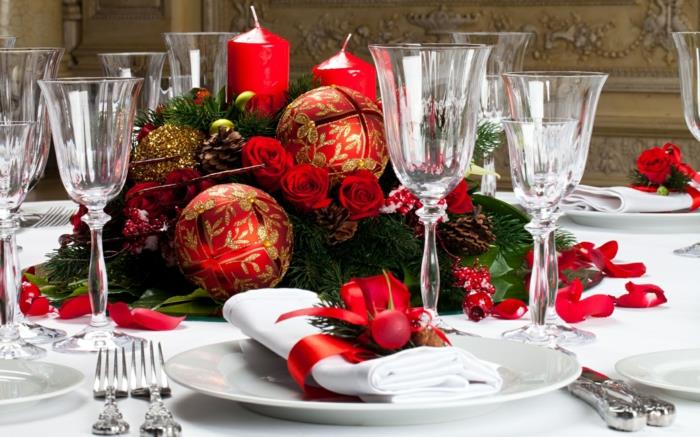εορταστική διακόσμηση τραπεζιού Χριστουγεννιάτικη εμφάνιση στεφάνι λευκές υφασμάτινες χαρτοπετσέτες κόκκινα τόξα