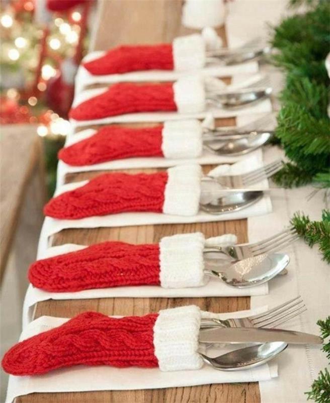 εορταστική διακόσμηση τραπεζιού Χριστουγεννιάτικες τσάντες μαχαιροπίρουνα Χριστουγεννιάτικες κάλτσες