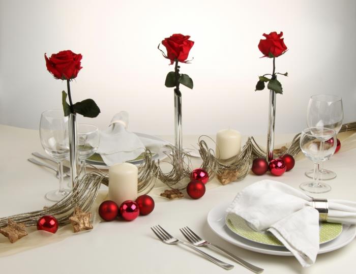 εορταστική διακόσμηση τραπεζιού Χριστουγεννιάτικες μπάλες Χριστουγέννων κόκκινα τριαντάφυλλα